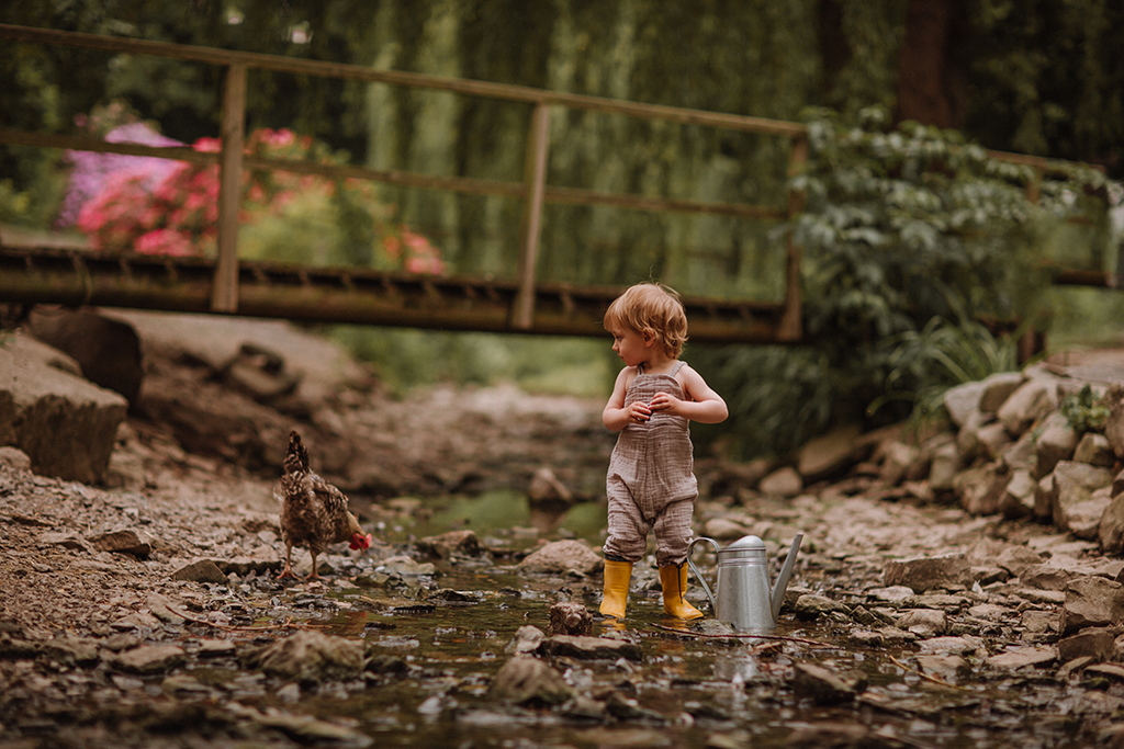 Familien Fotoshooting Bauernhof kinder spielen im wasser