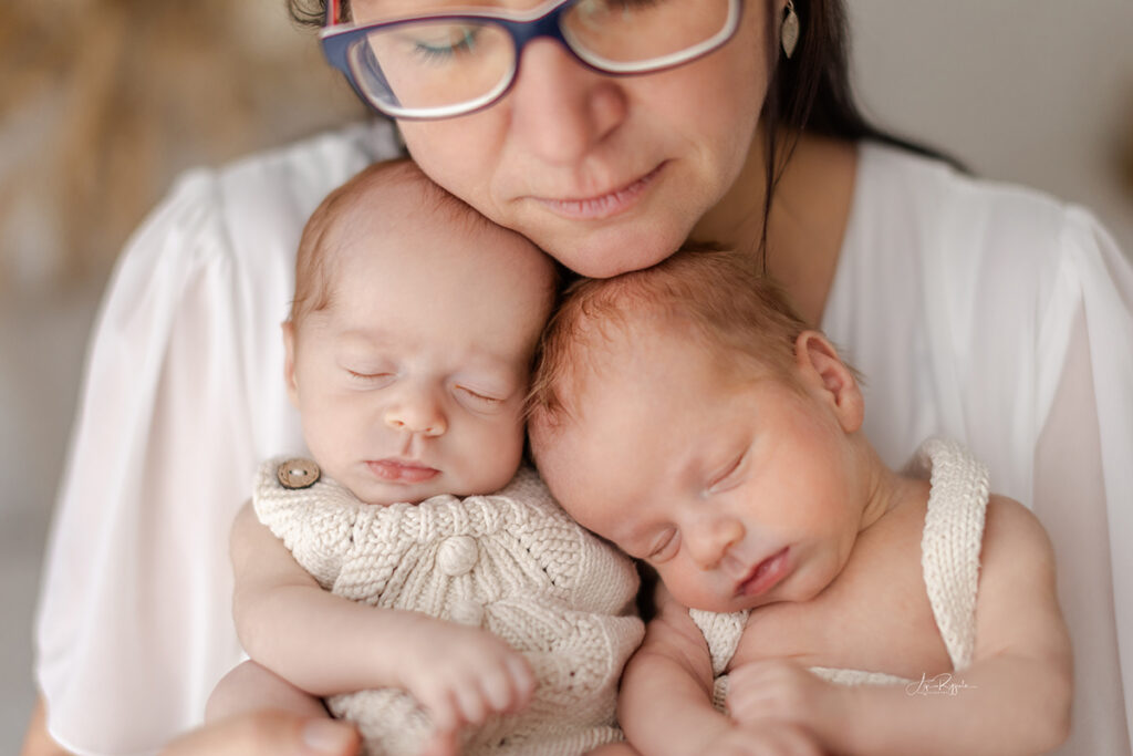 zwillinge neugeborenenshooting agi rygula hannover mit Mama