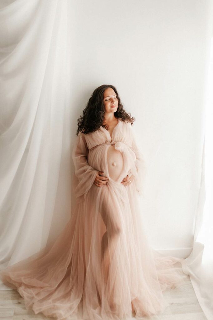 schwangerschaft fotoshooting mama mit babybauch im rosa tüll obernkirchen bückeburg