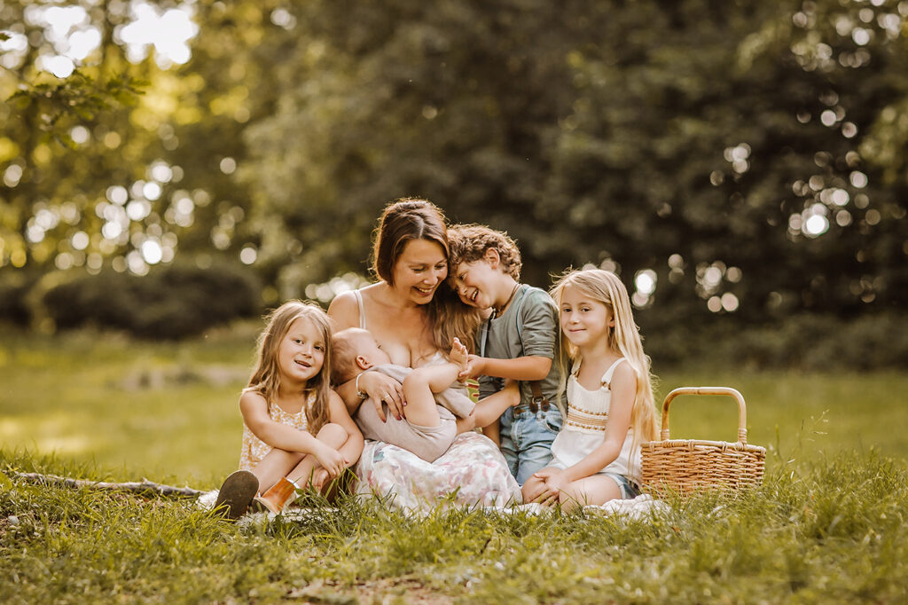 Foto von Mama mit ihren 4 Kindern Familienfotografie Outdoor in Hameln