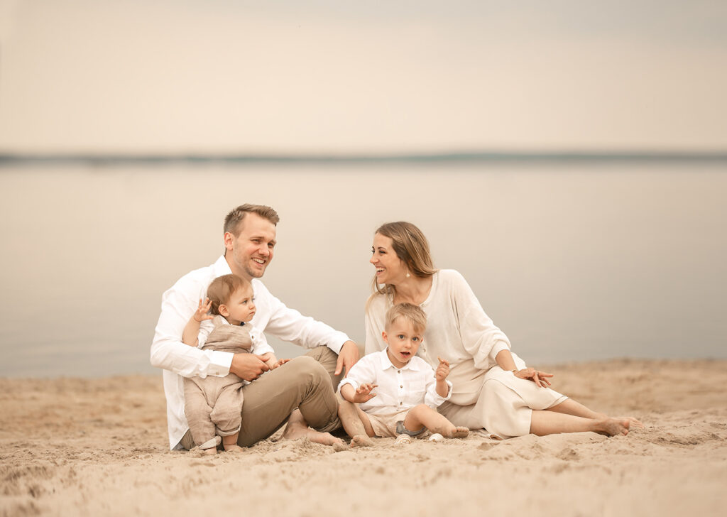 Foto von Familie mit Kindern Outdoor natürlich bei Fmailien Fotoshooting in Hameln Bad Eilsen