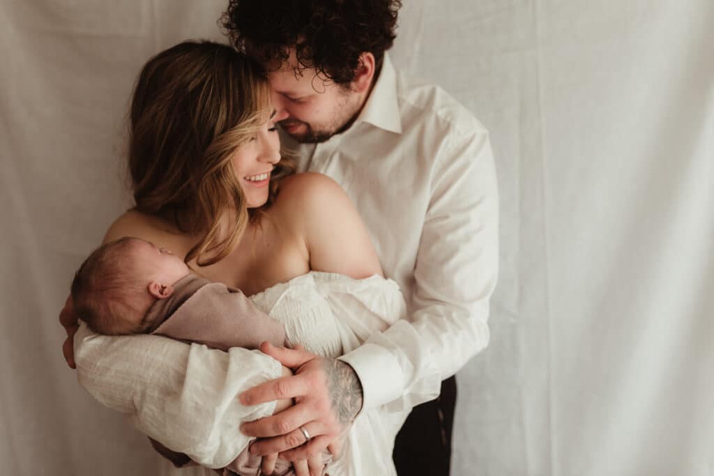 neugeborenenshooting mit baby fotograf fotoshooting mit familie für babyfotos