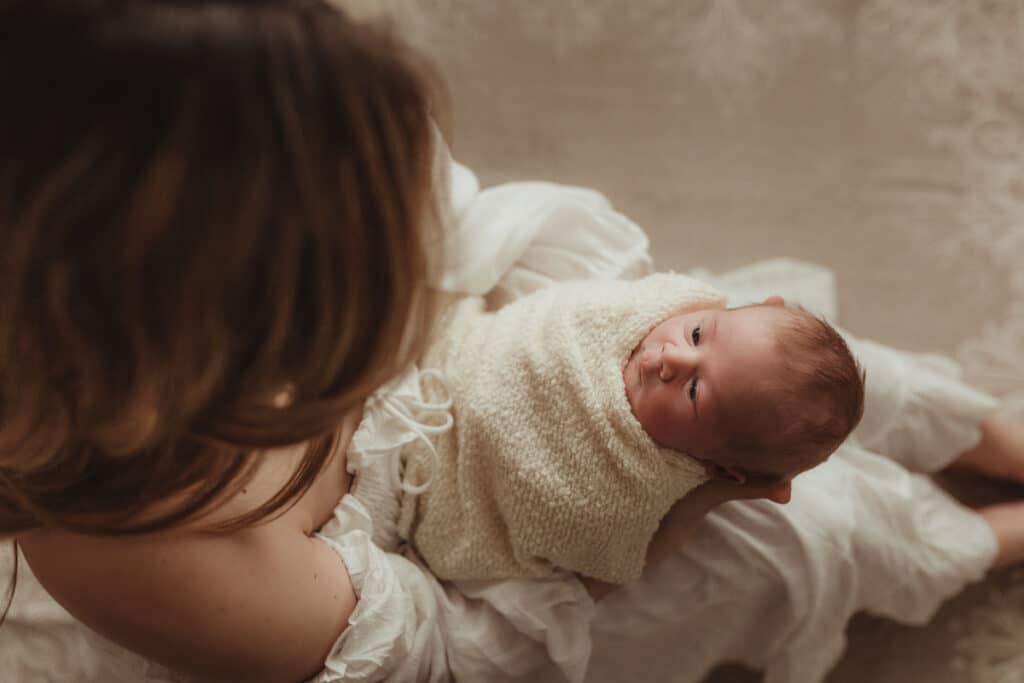 neugeborenenshooting mit baby fotograf fotoshooting mit familie für babyfotos