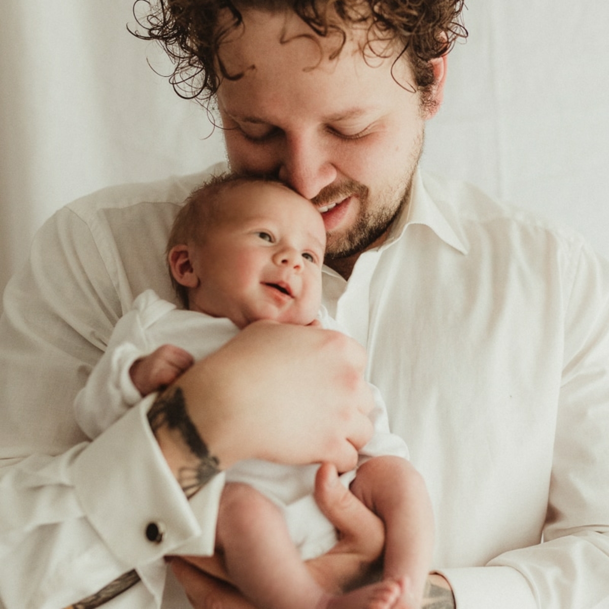Papa mit baby beim Neugeborenenshooting in Hameln