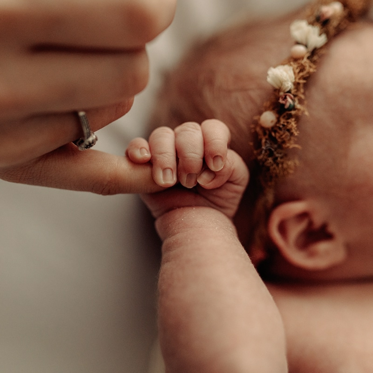 Foto von der Hand eines Babys im Detail bei einem Neugeborenen Fotoshooting in Hameln