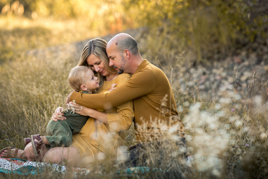 Foto von Familie mit Kindern Outdoor natürlich bei Fmailien Fotoshooting in Hameln Bad Eilsen