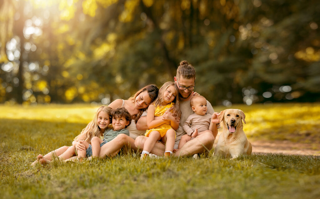 Foto von Familie mit Kindern Outdoor natürlich bei Fmailien Fotoshooting in Hameln Bad Eilsen