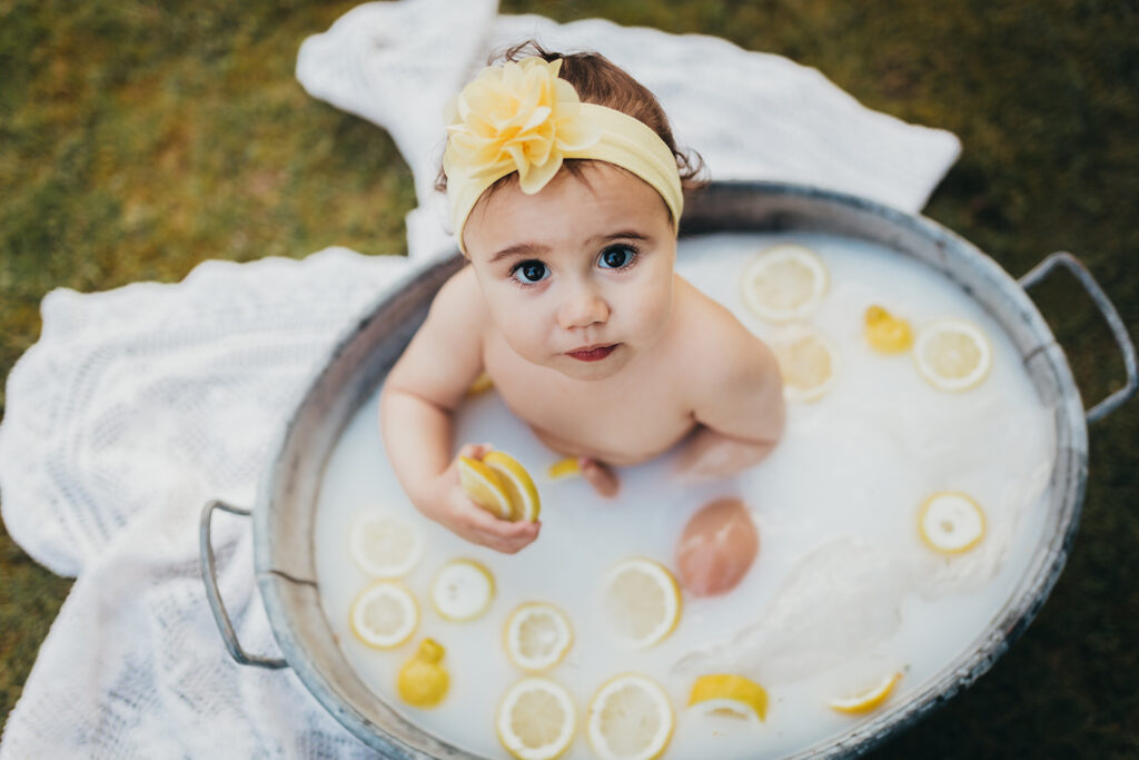 Milchbad Shooting Baby mit Zitronen in Zinkwanne
