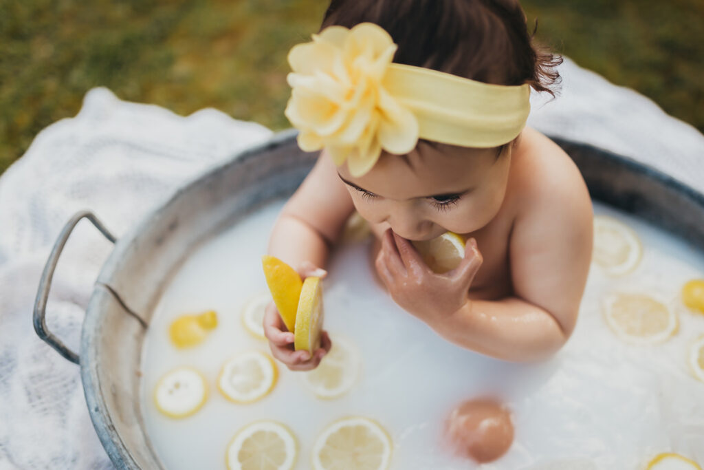 Milchbad Shooting Baby mit Zitronen 