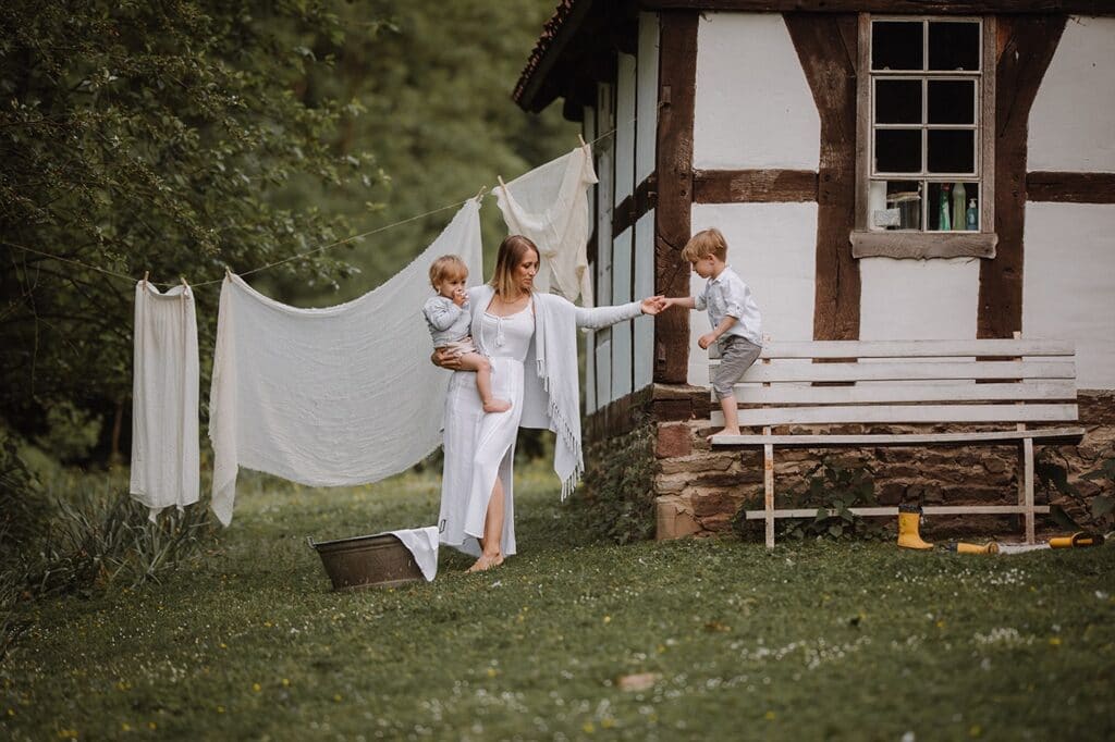 Foto von Mama mit ihren Kindern bei einem Bauernhof Fotoshooting in Kalletal