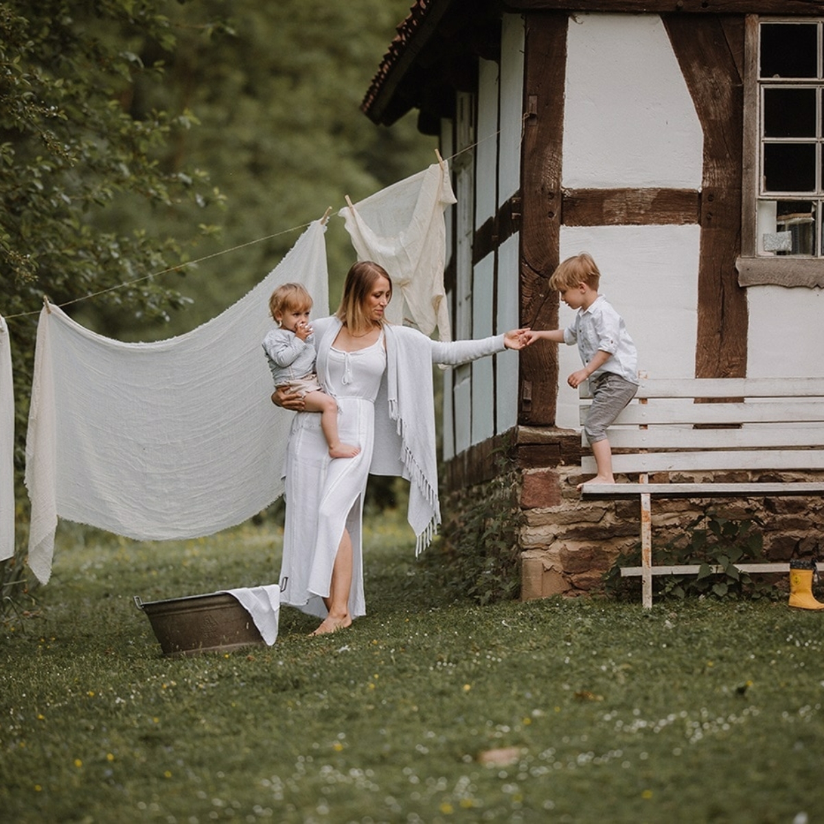 Foto von Mama mit ihren Kindern bei einem Bauernhof Fotoshooting in Kalletal