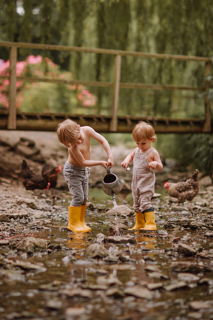 Familien Fotoshooting Bauernhof kinder spielen im wasser