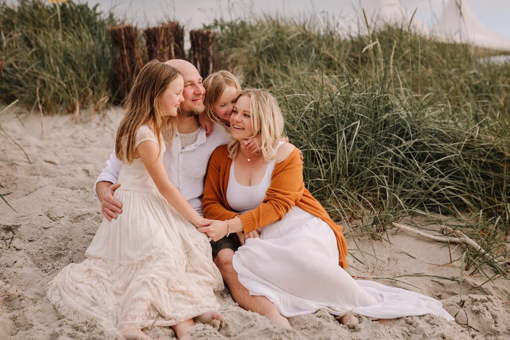 Foto von Familie mit Kindern Outdoor natürlich bei Fmailien Fotoshooting in Hameln Bad Eilsen