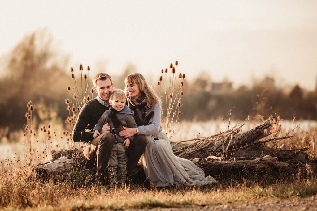 Foto von Familie mit Kindern Outdoor natürlich bei Fmailien Fotoshooting in Hameln Bad Eilsen