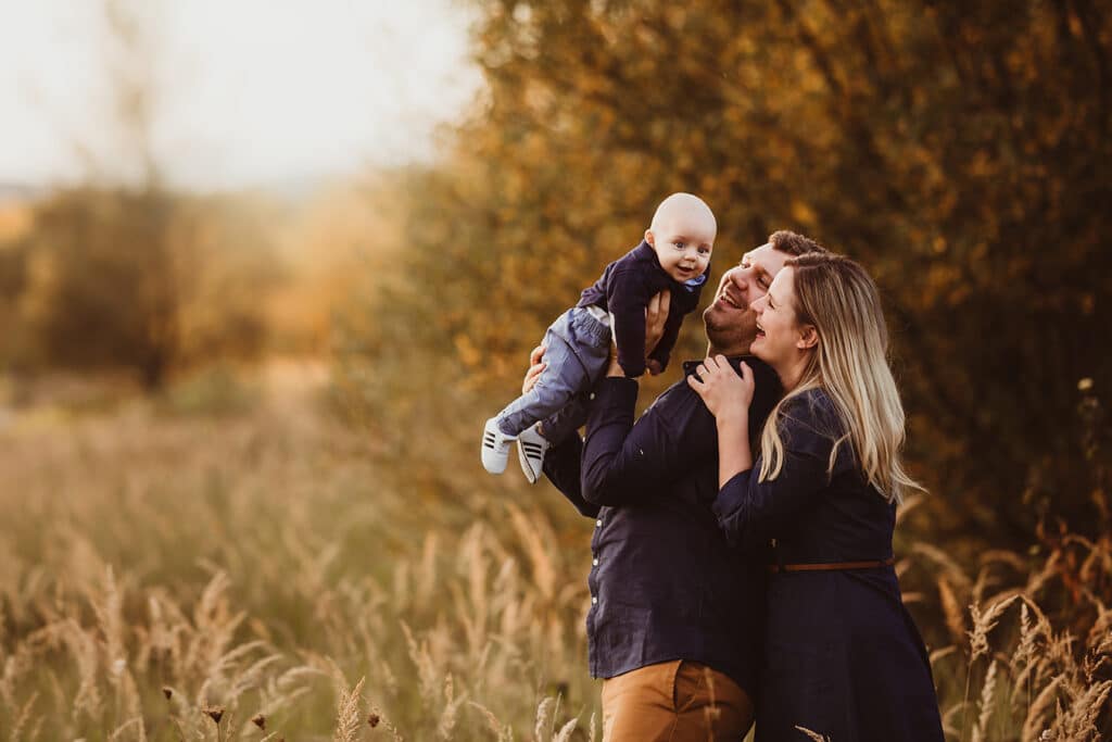 Foto von Familie mit Kindern Outdoor natürlich bei Fmailien Fotoshooting in Hameln Bad Eilsen