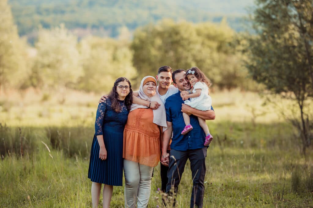 Foto von Familie mit Kindern Outdoor natürlich bei Fmailien Fotoshooting in Hameln Bad Eilsen