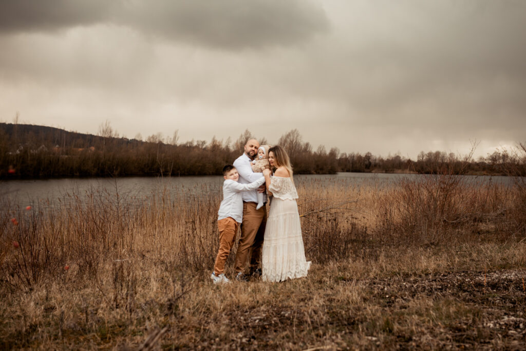 Foto von Familie mit Kindern Outdoor natürlich bei Fmailien Fotoshooting in Hameln Bad Eilsen