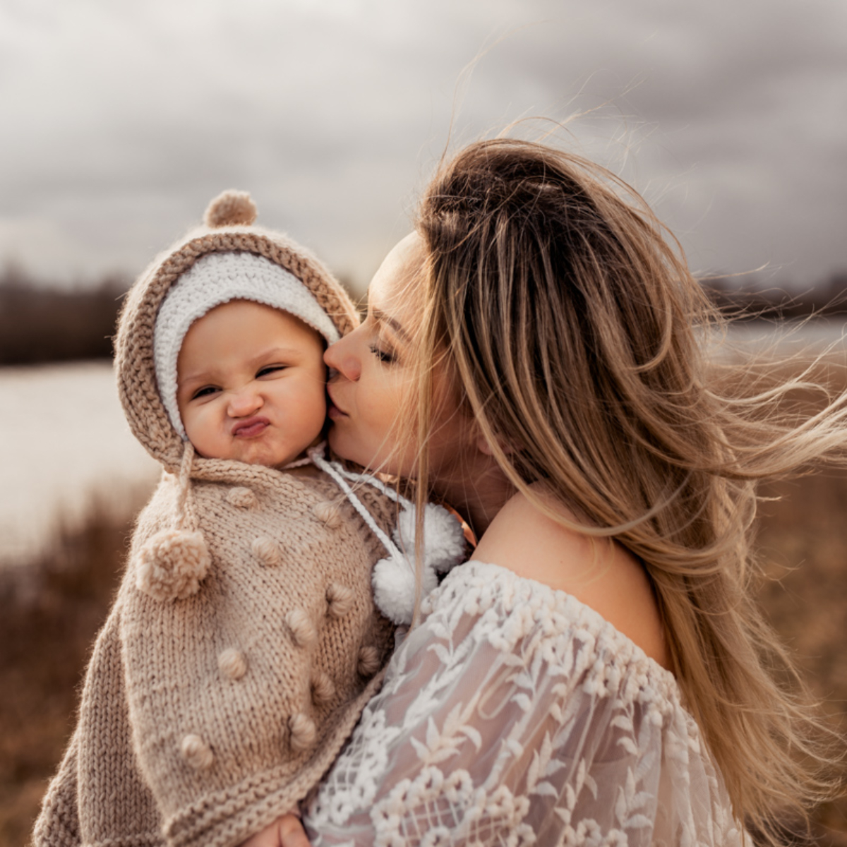 Foto von Mama mit ihrem Kind kuschelnd auf dem Arm bei einem Familien Fotoshooting in Hameln