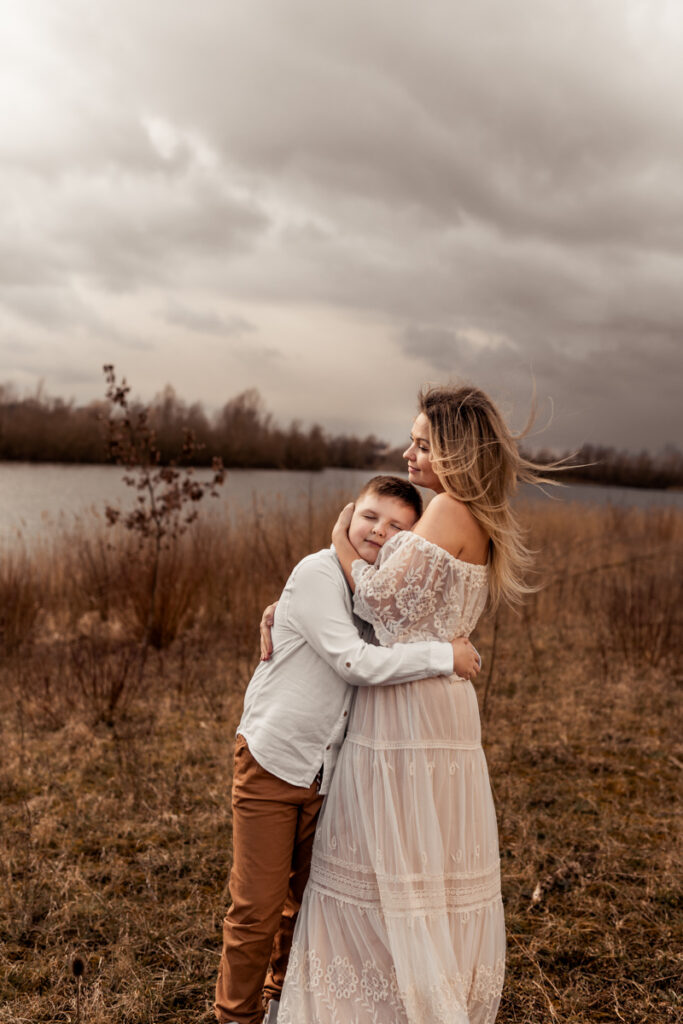 Foto von Mama mit ihrem Kind kuschelnd auf dem Arm bei einem Familien Fotoshooting in Hameln