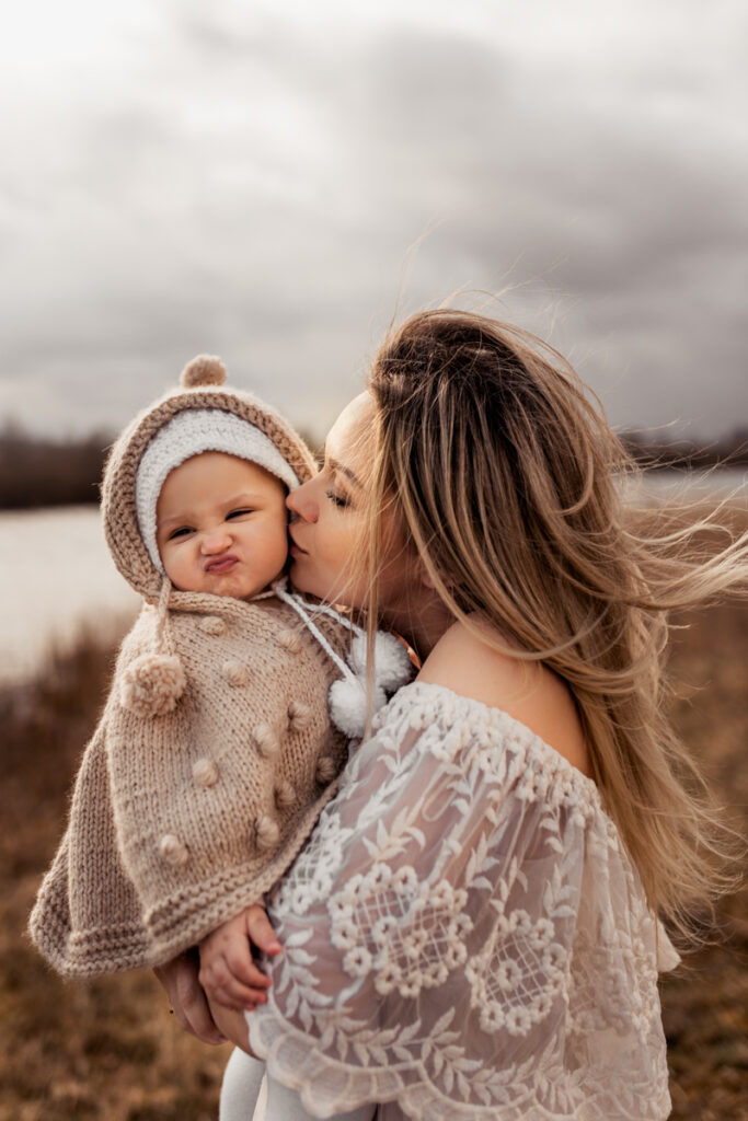 Foto von Mama mit ihrem Kind kuschelnd auf dem Arm bei einem Familien Fotoshooting in Hameln