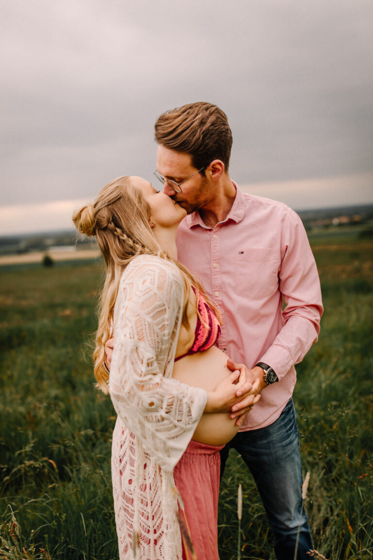 Babybauch Fotoshooting mit Pferd im Boho Stil
