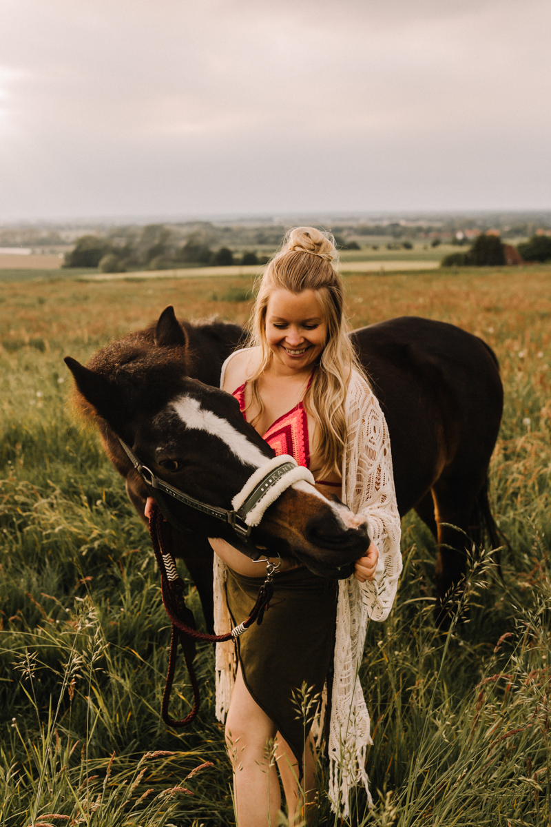 Babybauch Fotoshooting mit Pferd im Boho Stil