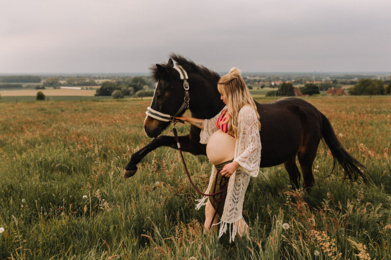Babybauch Fotoshooting mit Pferd im Boho Stil