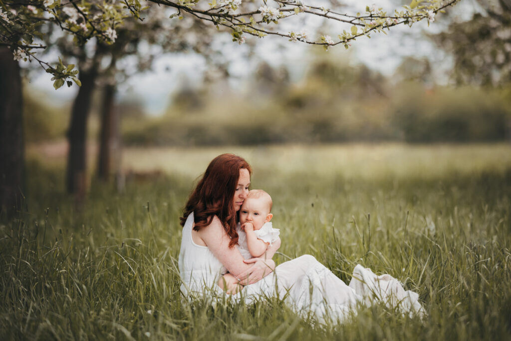 Familien Fotoshooting Mama mit Baby kuschelnd fotograf Schaumburg Hameln